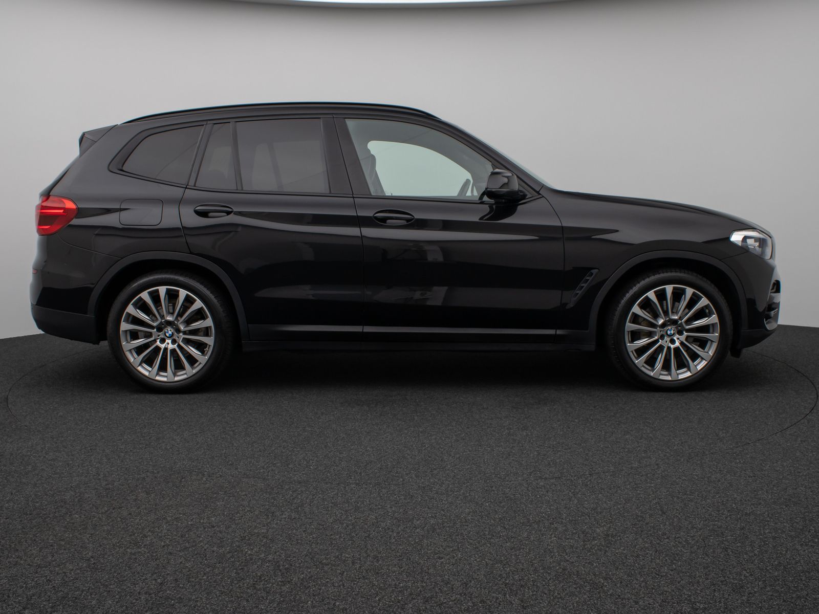 Fahrzeugabbildung BMW X3 xD30e Panorama HUD DAB HiFi Komfort Sport 20"