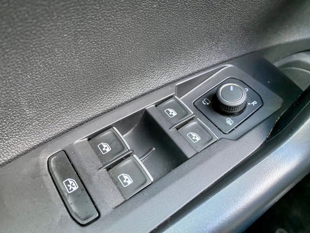 Fahrzeugabbildung Volkswagen Taigo 1.5 DSG R-Line AAC SHZ GJR KAMERA