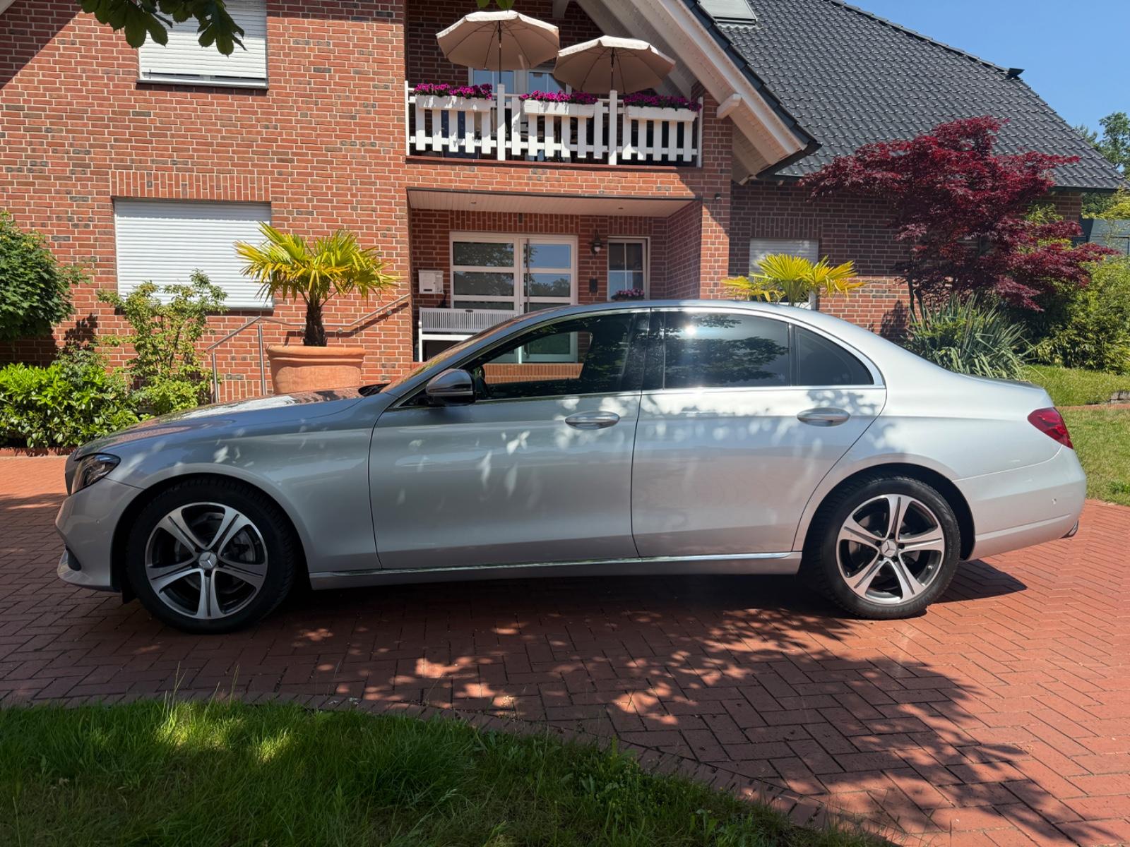 Mercedes-Benz E 200 d Limo. RKAMERA NAVI LED SCHECKHEFT