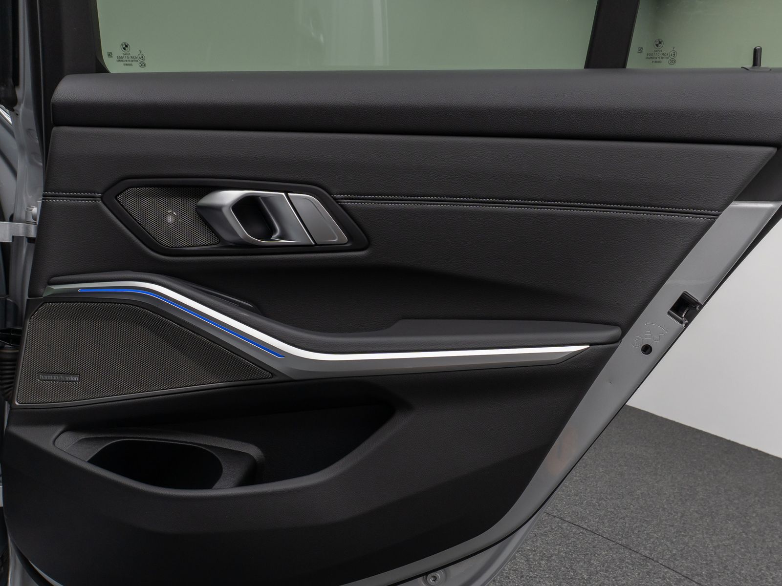 Fahrzeugabbildung BMW 330d xD Sport Line Kamera Panorama HUD DAB H/K