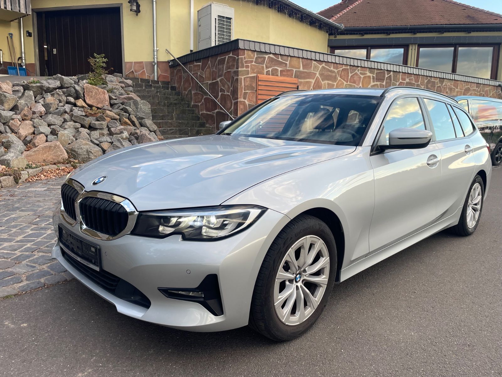 BMW 320 d Touring*EU6*LED*LiveCockpit*Navi*SHZG*