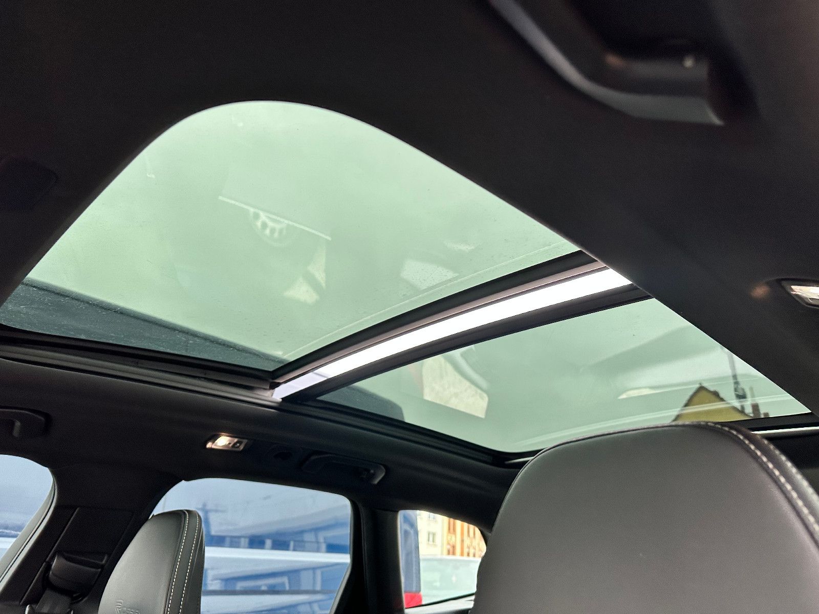 Fahrzeugabbildung Volvo XC60 T5 R DESIGN AWD*PANO+AHK+LED*