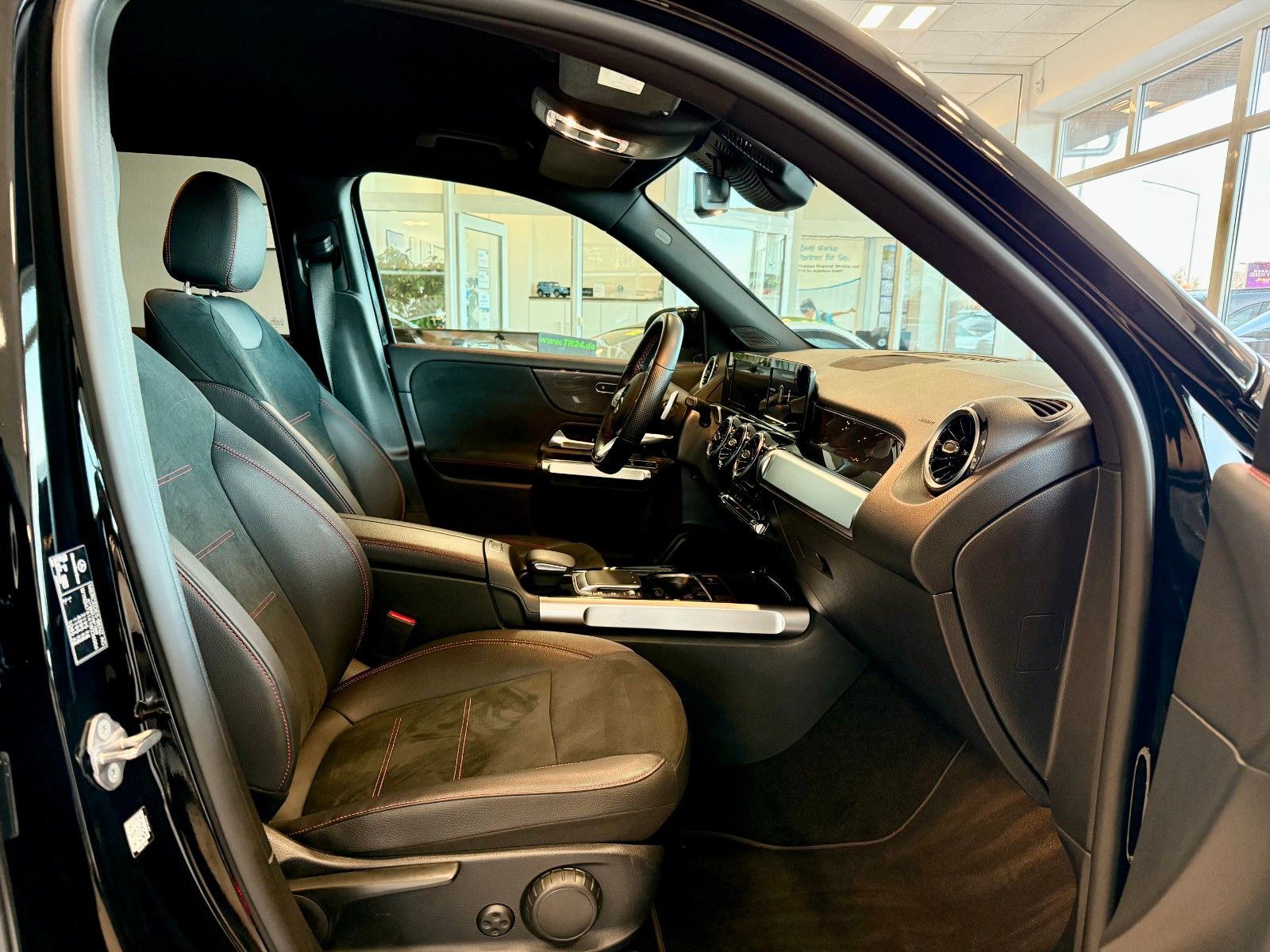 Fahrzeugabbildung Mercedes-Benz GLB 220 d AMG DISTRONIC/20Zoll/AHK/Kamera