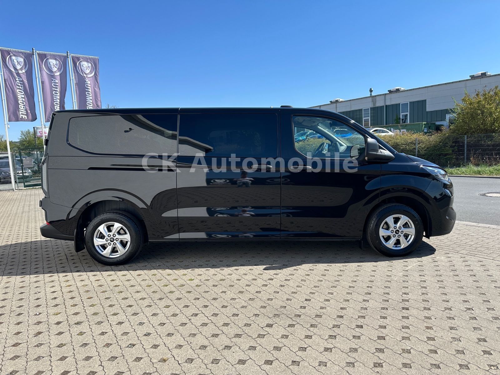 Fahrzeugabbildung Ford Transit Custom Kombi 320 L2 AWD Trend/9 Sitze