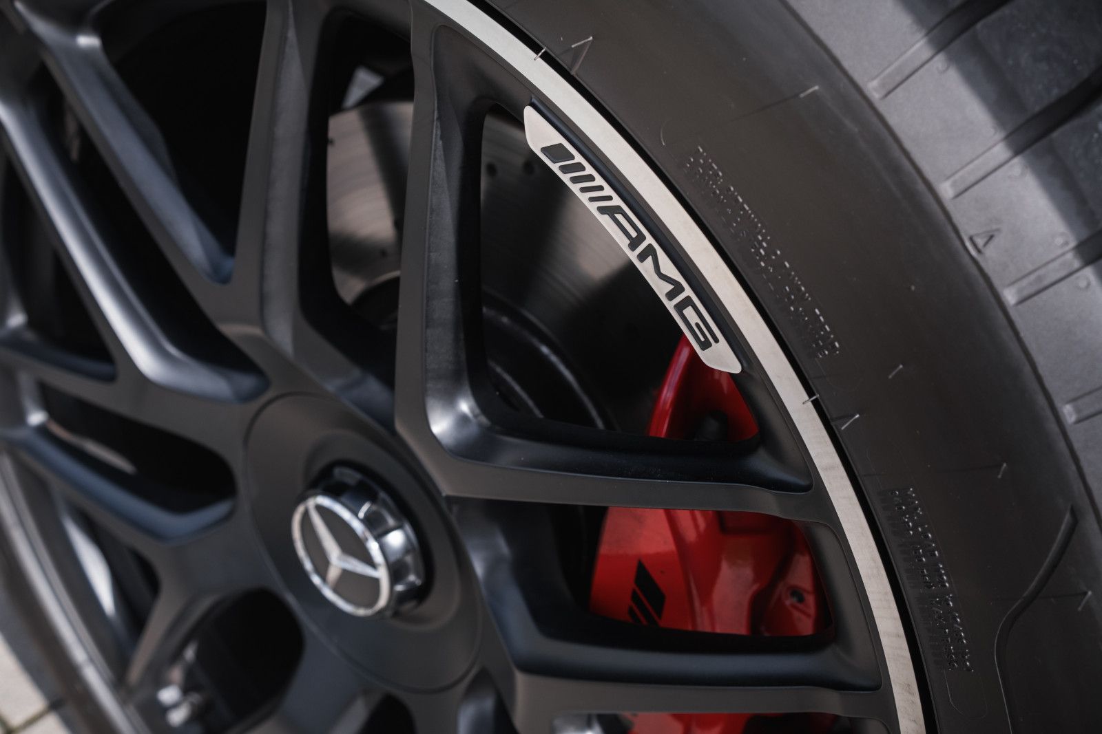 Fahrzeugabbildung Mercedes-Benz G 63 AMG-Perform.Paket-Superior-NightP.-Carbon