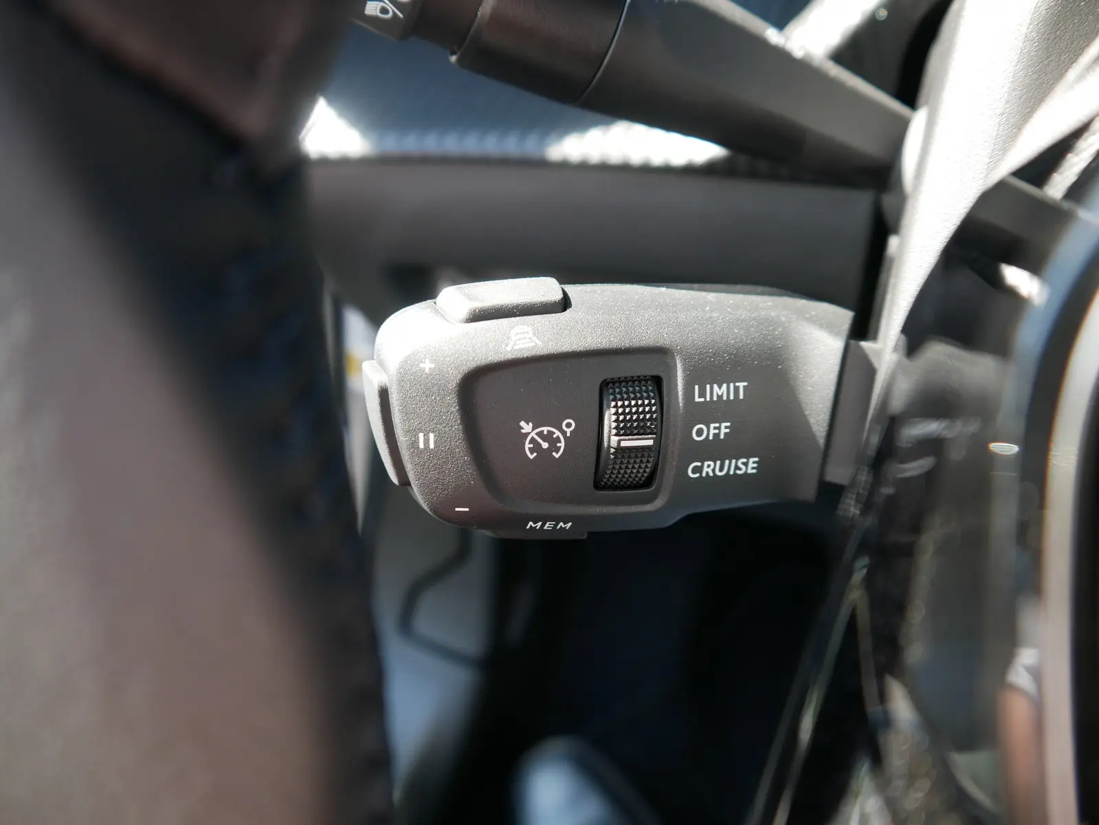 Peugeot 2008 PureTech 145 Aut. LED ACC Navi 360°