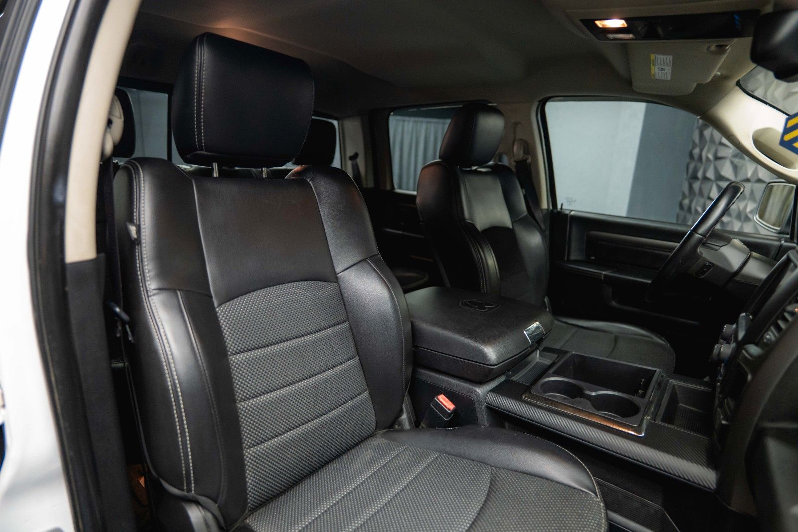 Fahrzeugabbildung Dodge RAM 5.7 V8 HEMI 4x4 Offroad Sport LONGBED *LPG*