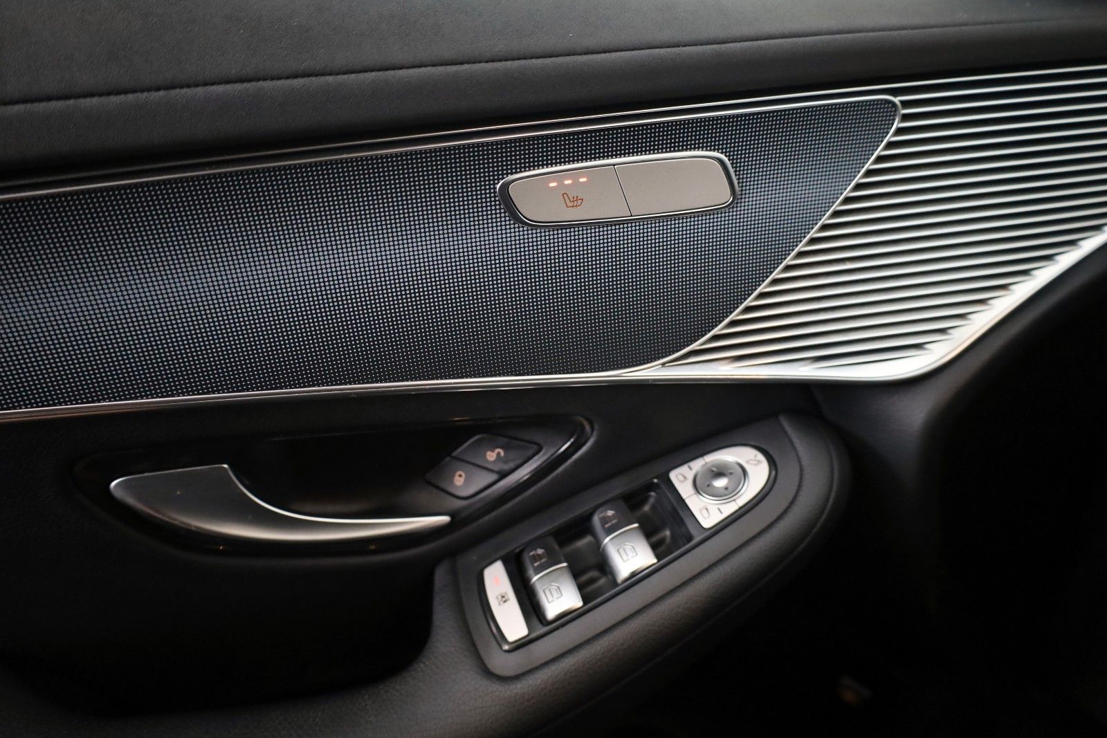 Fahrzeugabbildung Mercedes-Benz EQC 400 4Matic,Leder,Navi,LED,SH,Kamera,AHK