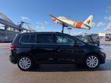 Volkswagen Touran Highline AHK Tempomat/SHZ/RFK - Volkswagen Touran mit Diesel-Antrieb: Geländewagen