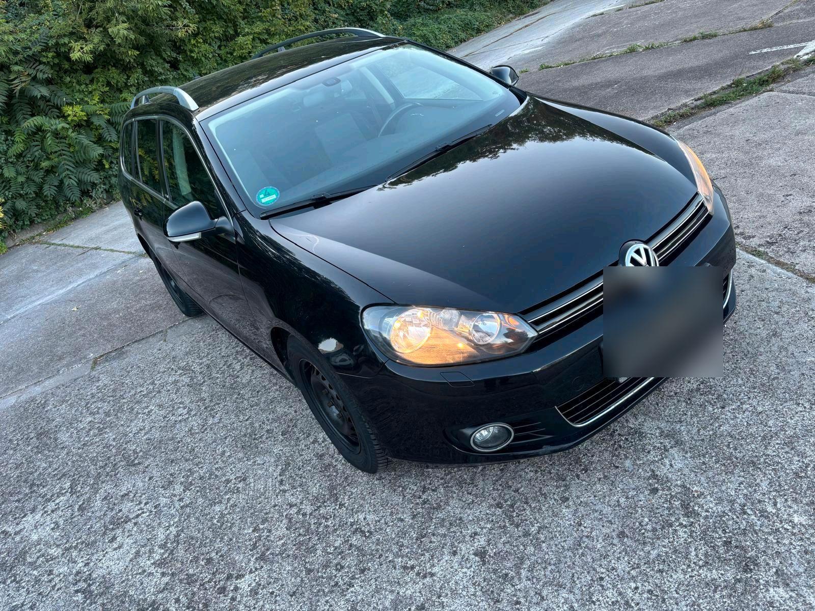 Volkswagen Golf 2011 — салон