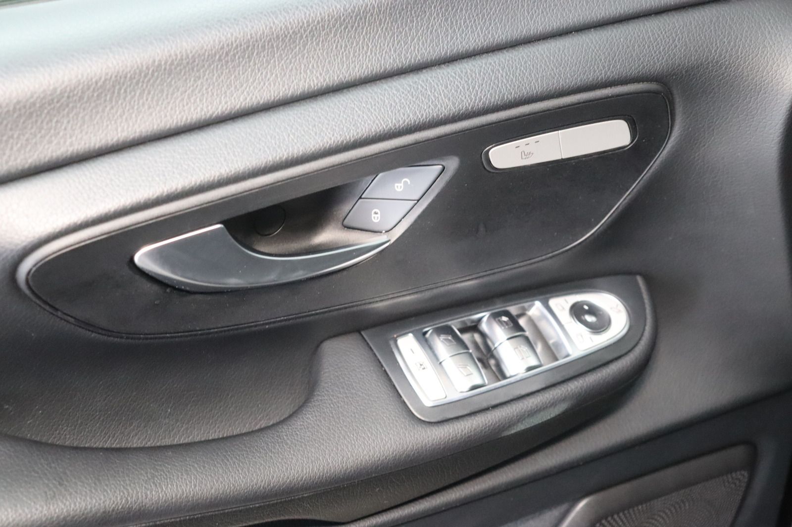 Fahrzeugabbildung Mercedes-Benz V 220 CDI/d EDITION lang * 7-Sitze * LED * ILS