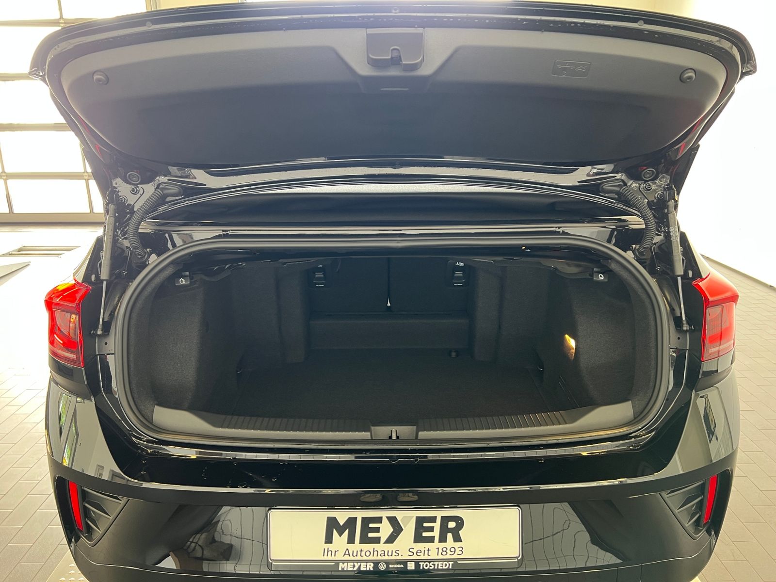 Fahrzeugabbildung Volkswagen T-Roc R-Line 1.5 TSI DSG *AHK; BlackStyle, IQ.Dr