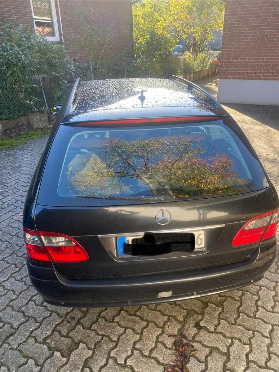 Mercedes-Benz E200 2007 — rear view