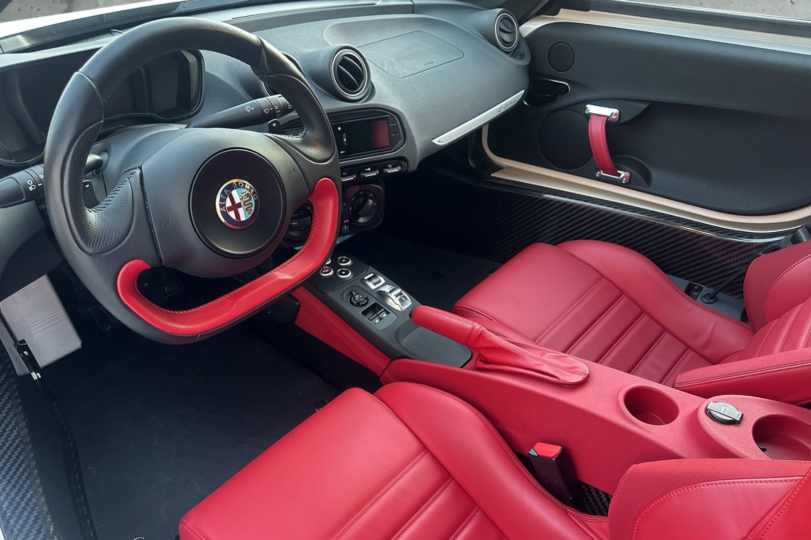 Fahrzeugabbildung Alfa Romeo 4C*1.Hand*Deutsches Auto*Carbon Scheinwerfer