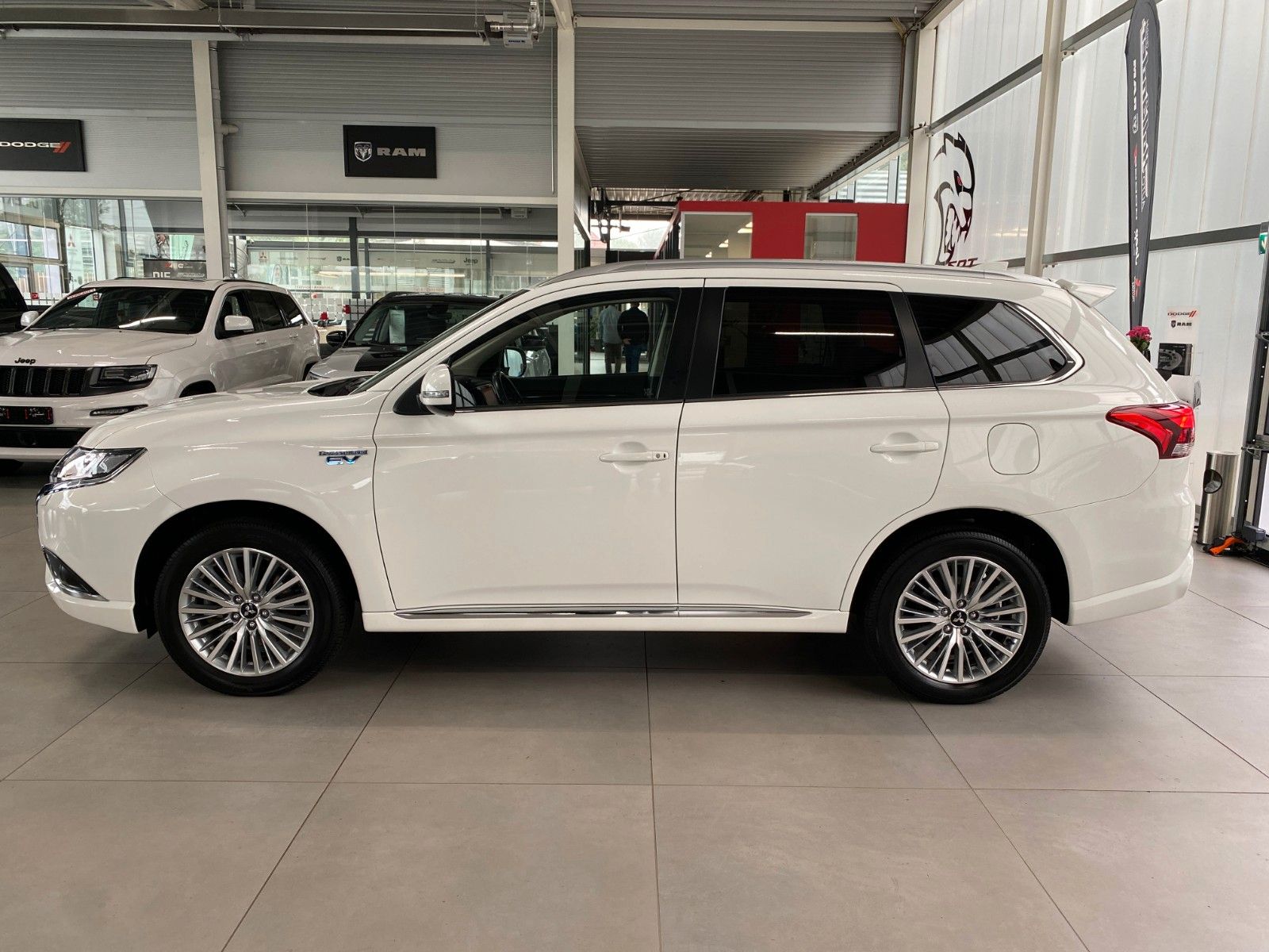 Fahrzeugabbildung Mitsubishi Plug-in Hybrid Outlander 2.4 Basis Spirit AHK