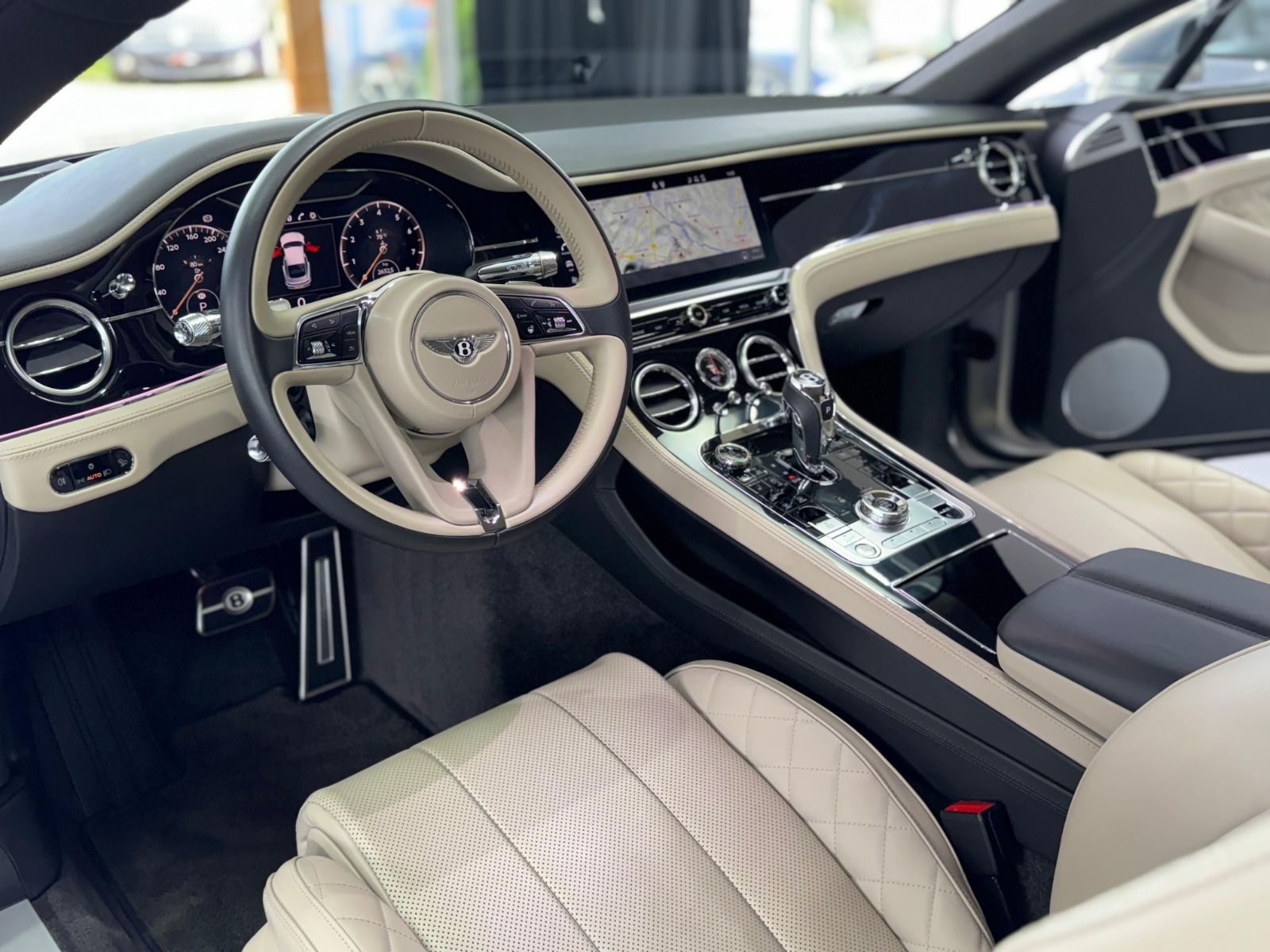 Fahrzeugabbildung Bentley Continental GT 6.0 W12 4WD AKRAPOVIC MASSAGE