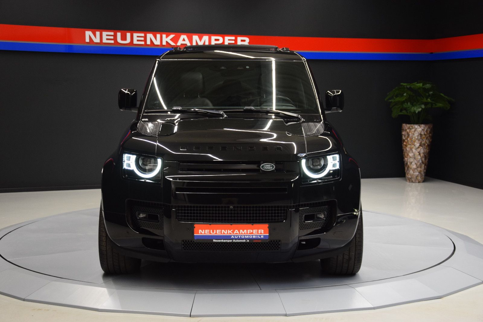 Fahrzeugabbildung Land Rover Defender 110 X-Dynamic HSE 5.0 V8 Pano Matrix