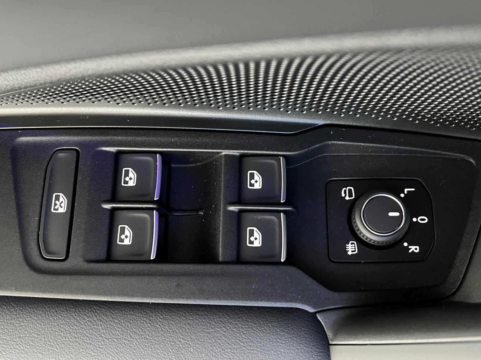 Fahrzeugabbildung Volkswagen Tayron Elegance 1.5 eTSI DSG *AHK, LED, 7-Sitze,