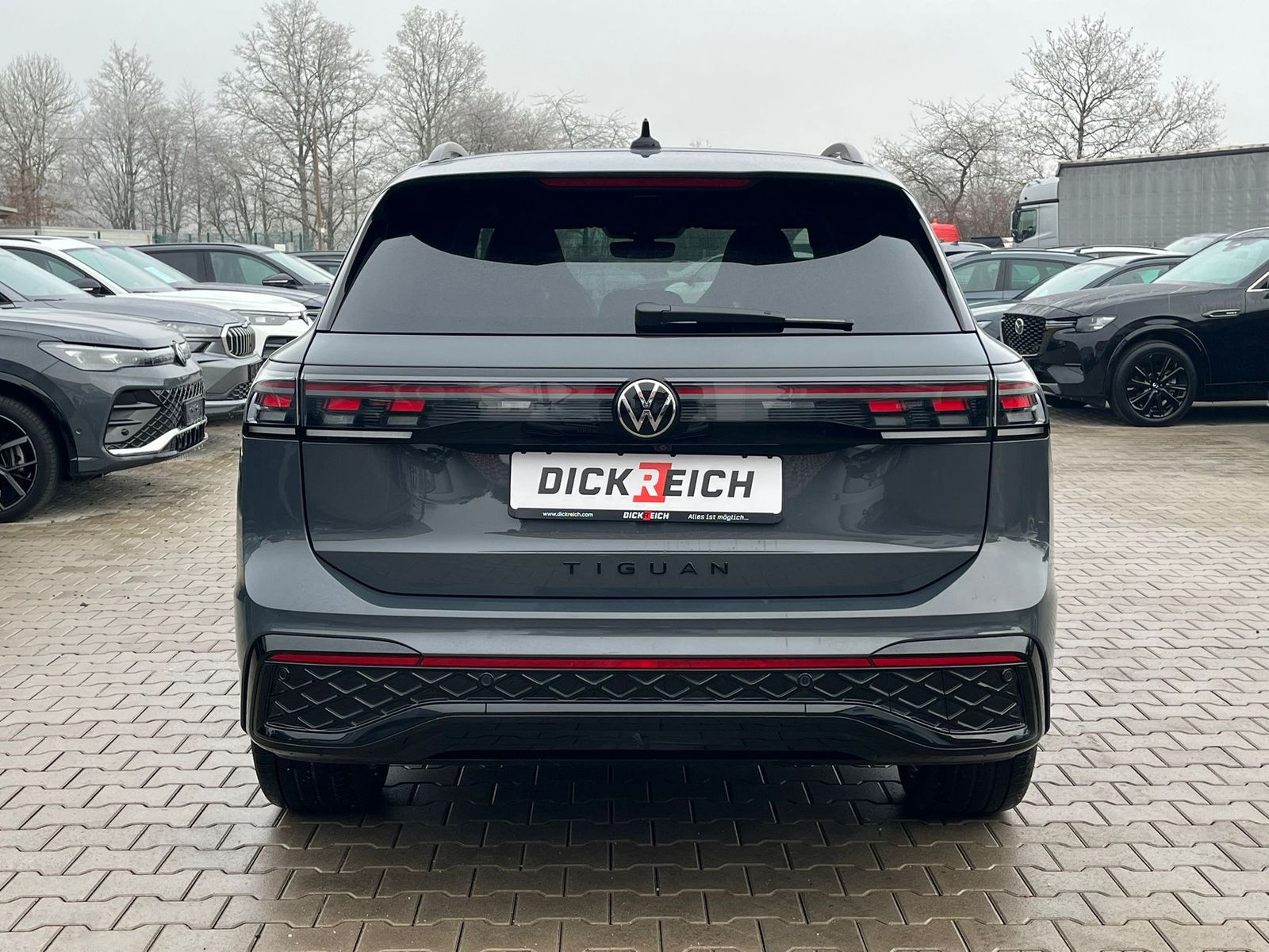 Fahrzeugabbildung Volkswagen Tiguan 2.0 TDI 4M R-Line PANO*H&K*AHK*MATRIX*20"