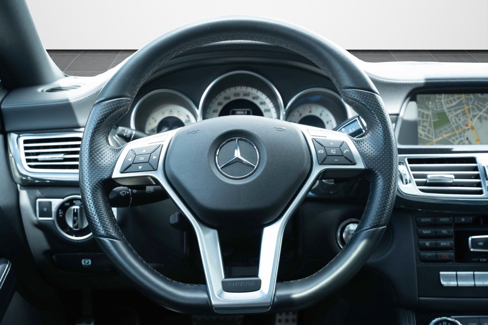 Fahrzeugabbildung Mercedes-Benz CLS 500 AMG XENON PANO LEDER MEMORY 19" TEL H&K