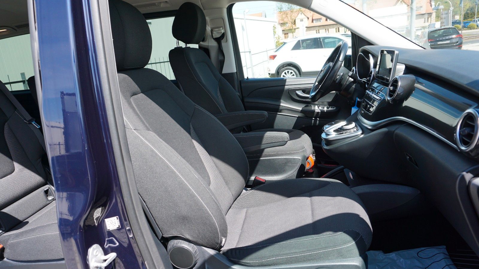 Fahrzeugabbildung Mercedes-Benz V 220d EDITION lang  7 Sitze,Navi,AHK,SR+WR