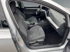 Fahrzeugabbildung Volkswagen Golf VIII Lim. Life LED Navi Sitzh Massage ACC