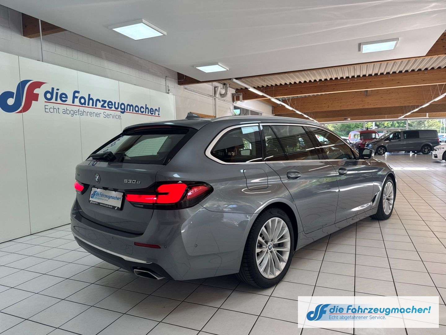 Fahrzeugabbildung BMW 530 e xDrive Luxury Line Touring HUD LuftF Pano