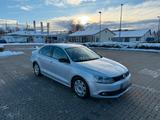 Volkswagen VW Jetta Match TDI 1.6 - Volkswagen Jetta aus 2012 mit Diesel-Antrieb