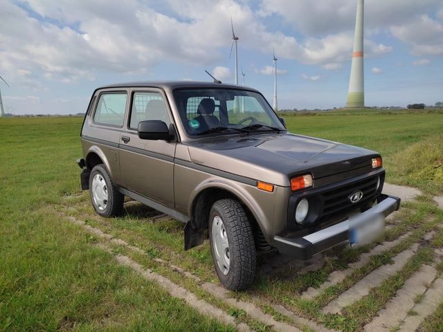 Lada Niva Legend Geländewagen