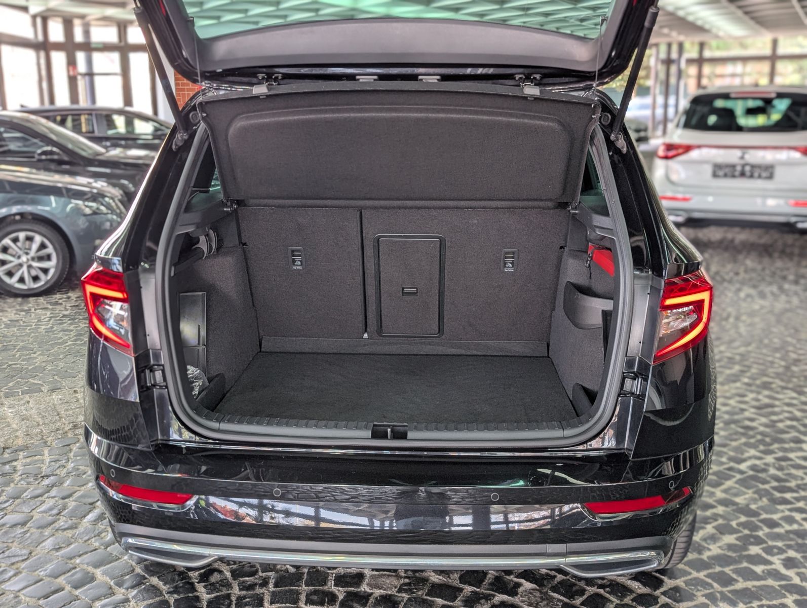 Fahrzeugabbildung SKODA Karoq Sportline 4x4 2.0 TSI ACC APP 4xSHZ AMBI
