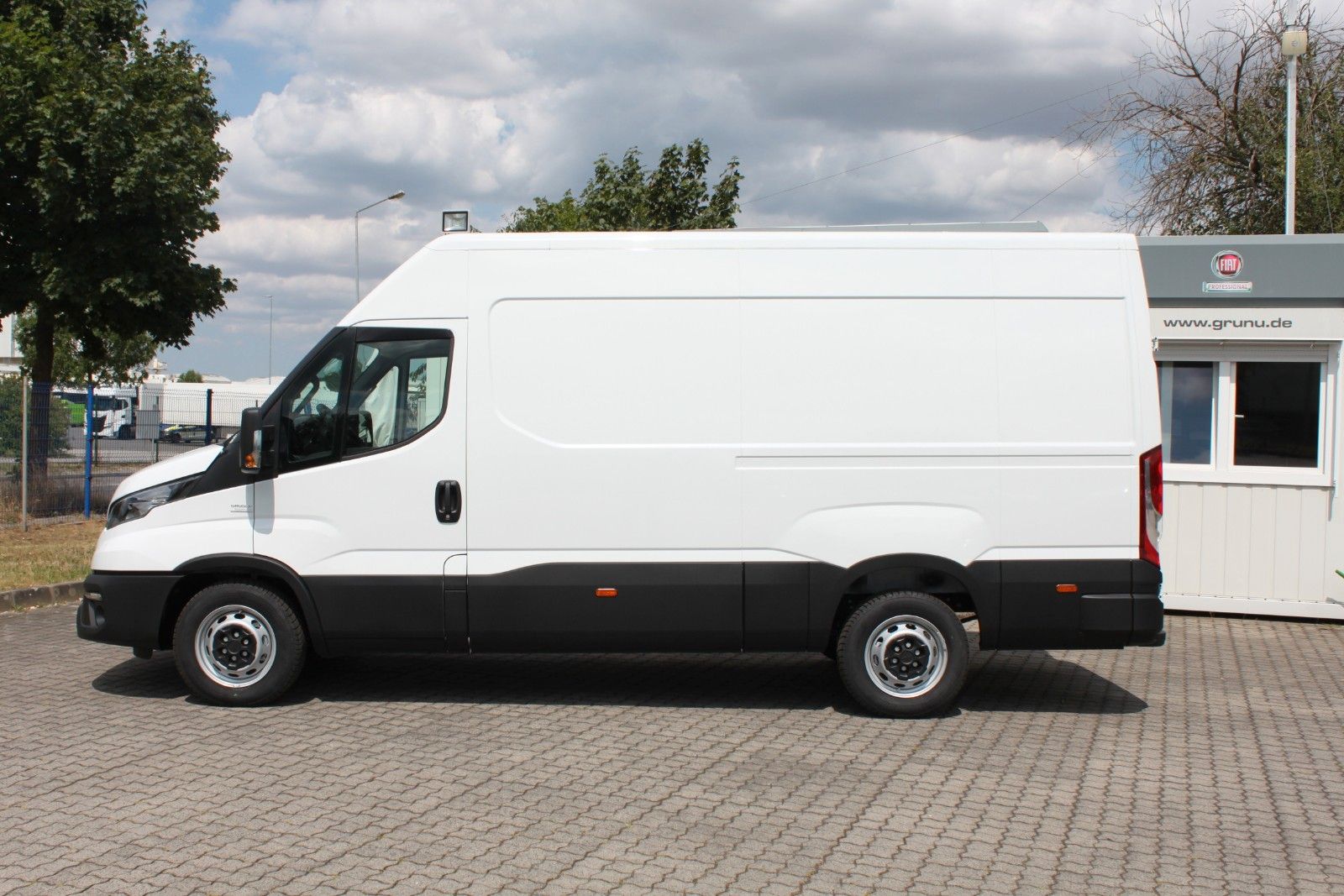 Fahrzeugabbildung Iveco Daily KaWa Aut. 3.0 D Holzb./Verkleidung/Airline