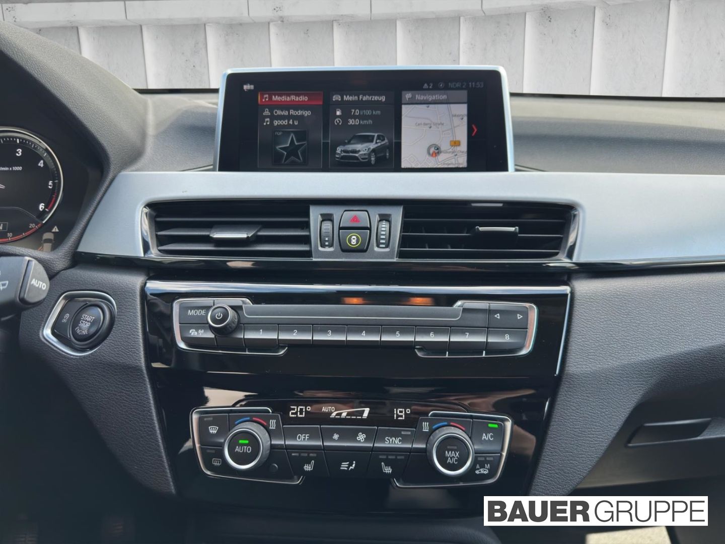 BMW X1 sDrive18d Advantage RFK AHK Navi LED El. Heck foto 17