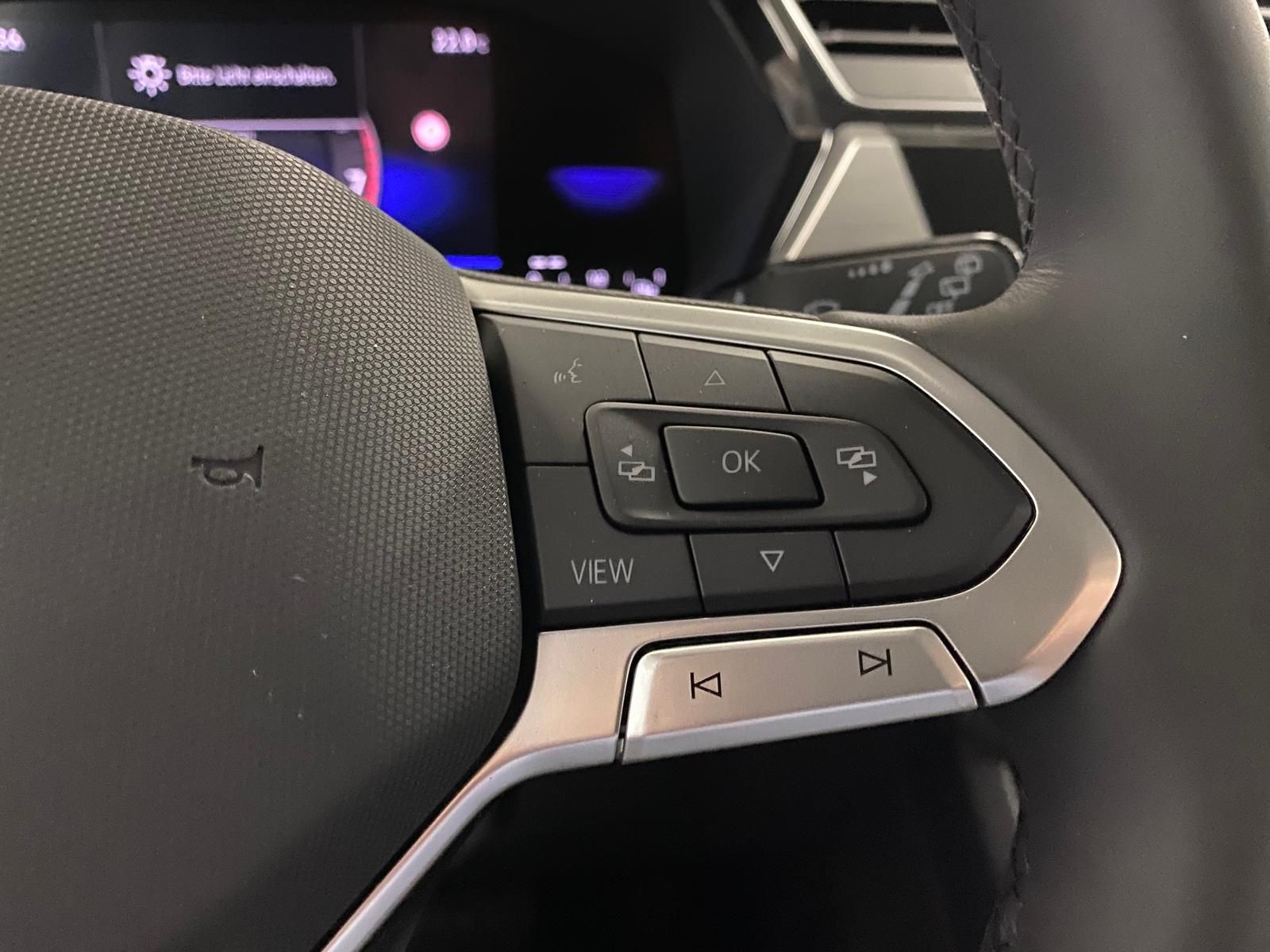 Fahrzeugabbildung Volkswagen Touran 1.5 TSI Comfortline+IQLIGHT+ACC+AHK+TOTWI