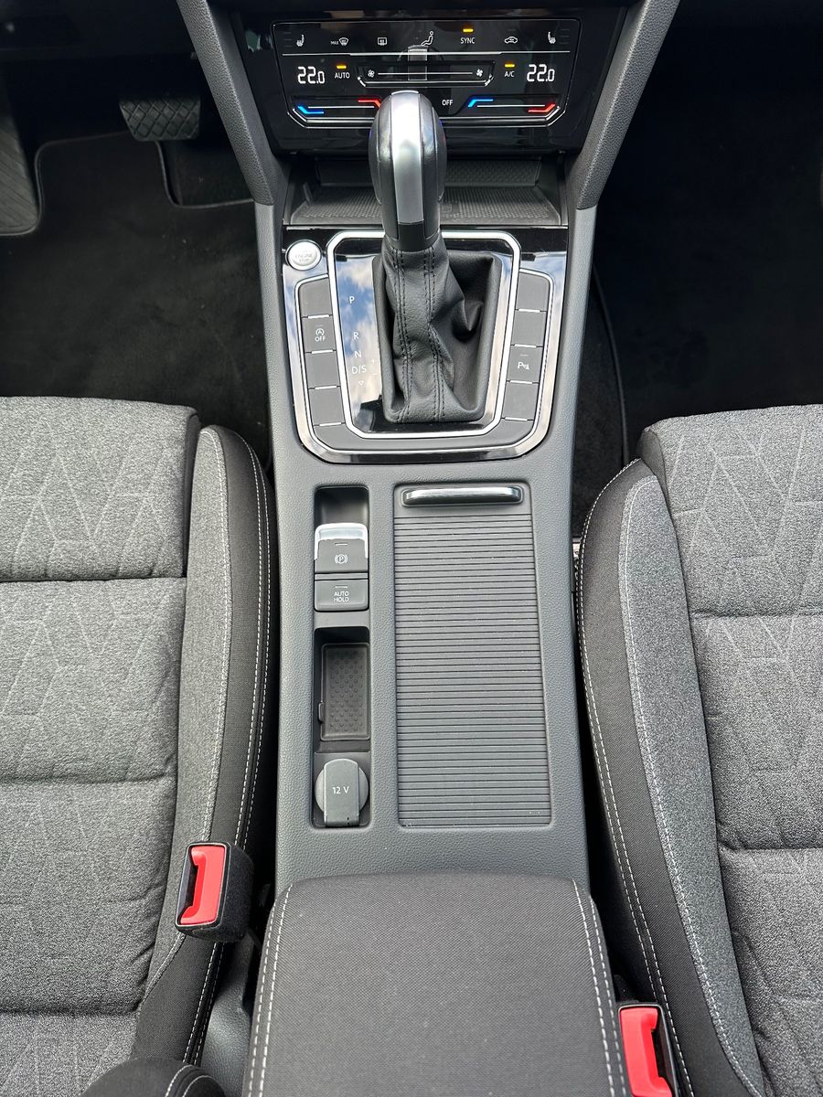 Fahrzeugabbildung Volkswagen Passat Variant 2.0 TDI DSG Business NAV+LED+PANO