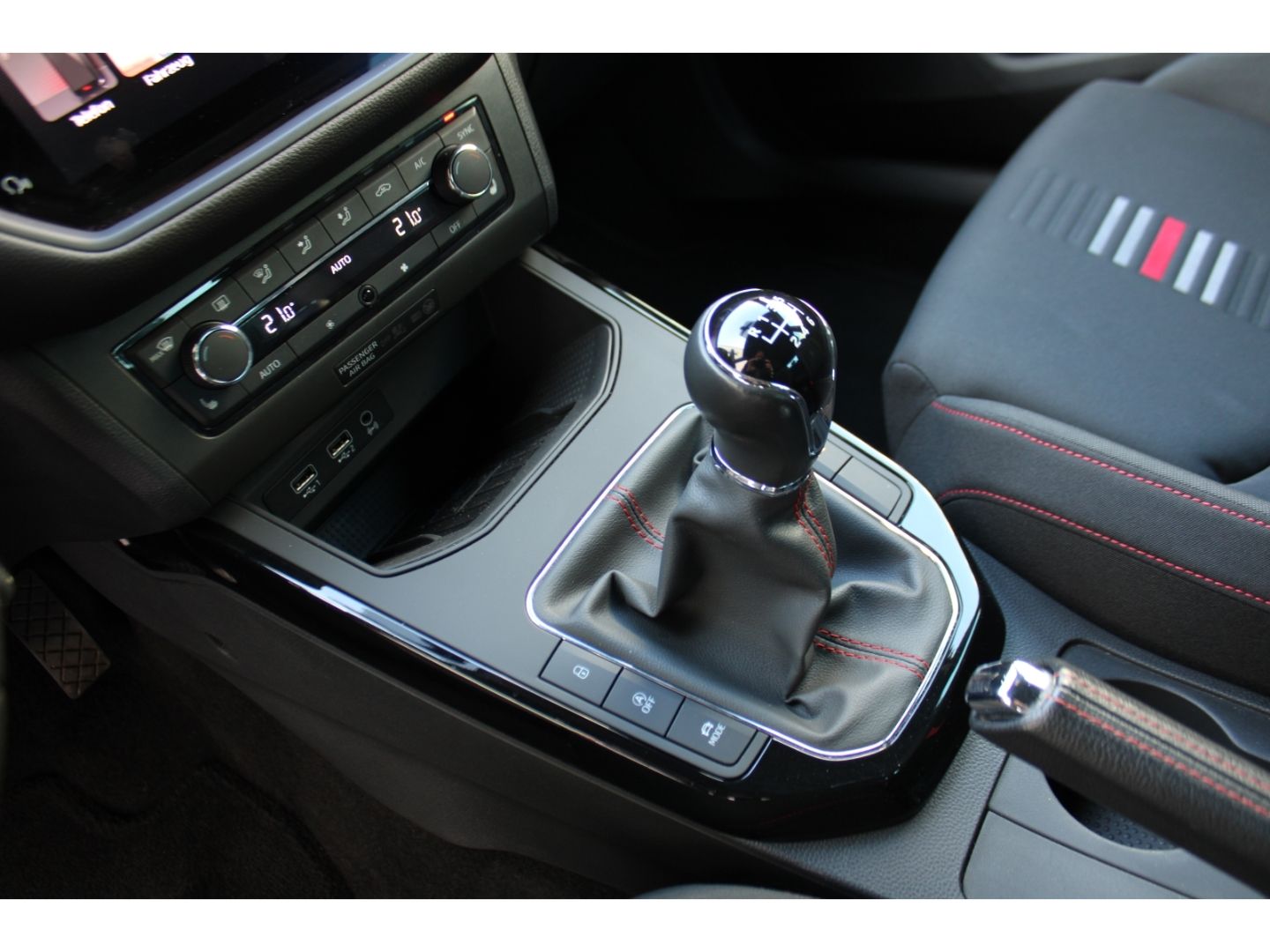 Fahrzeugabbildung SEAT Arona 1.0 TSI FR LED Navi TWA PDC DAB SHZ Tempom