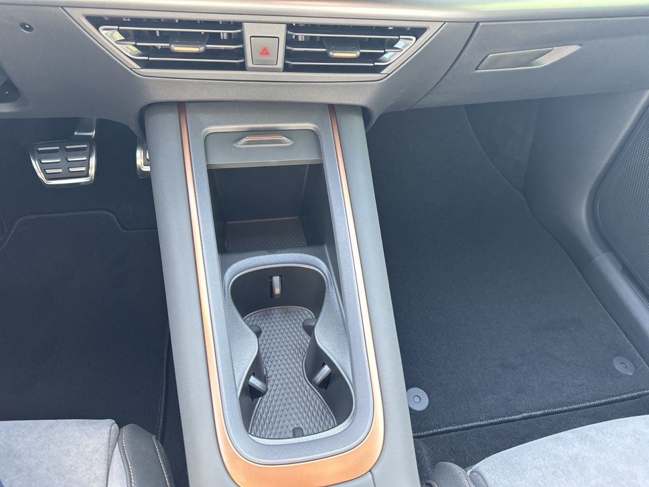 Fahrzeugabbildung CUPRA Born 170 kW Edition Dynamic - mit KI generiert/bearbeitet