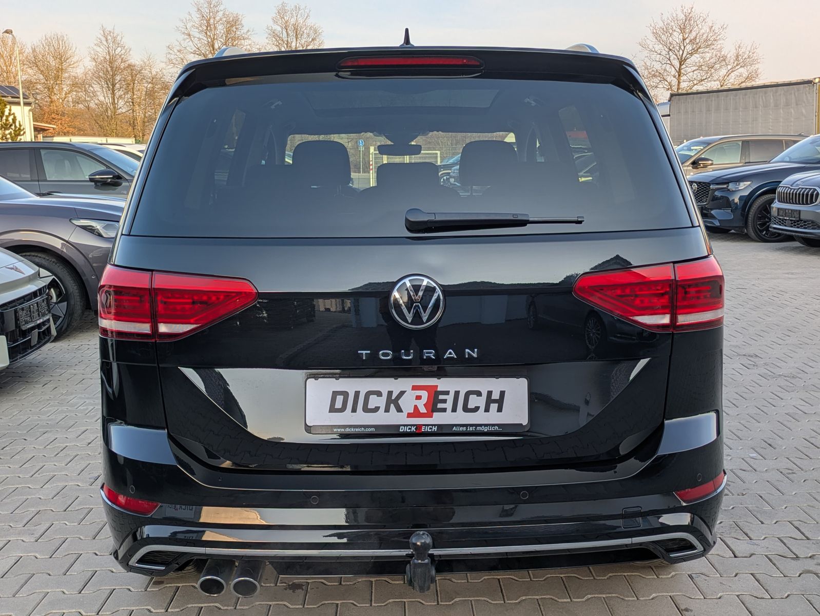 Fahrzeugabbildung Volkswagen Touran 2.0 DSG R-Line High. Pano 7-Si IQ.Dri AHK