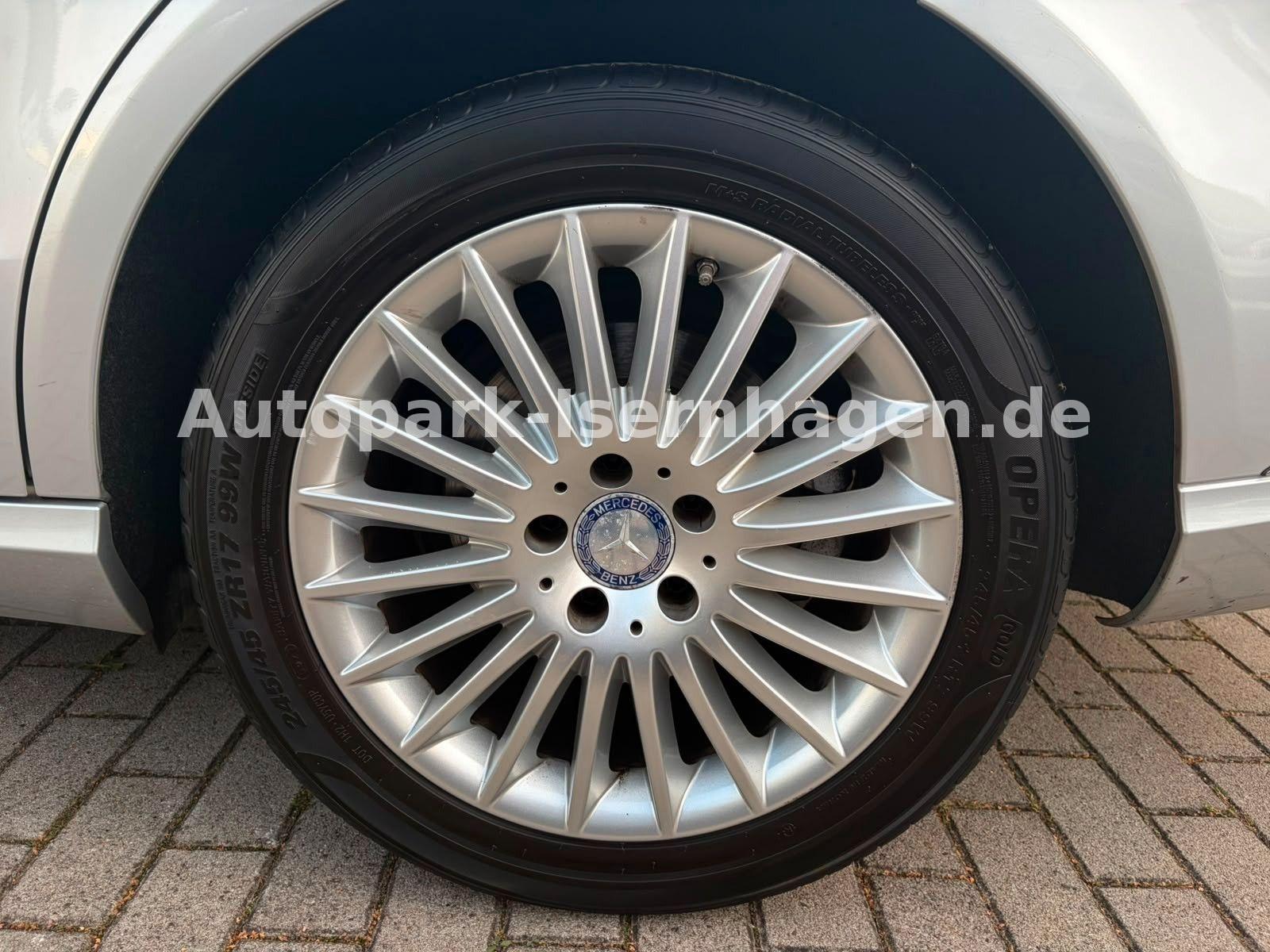 Mercedes-Benz E 300 Elegance*FL*Pano*Leder*4xSZH*Keyless*Xenon