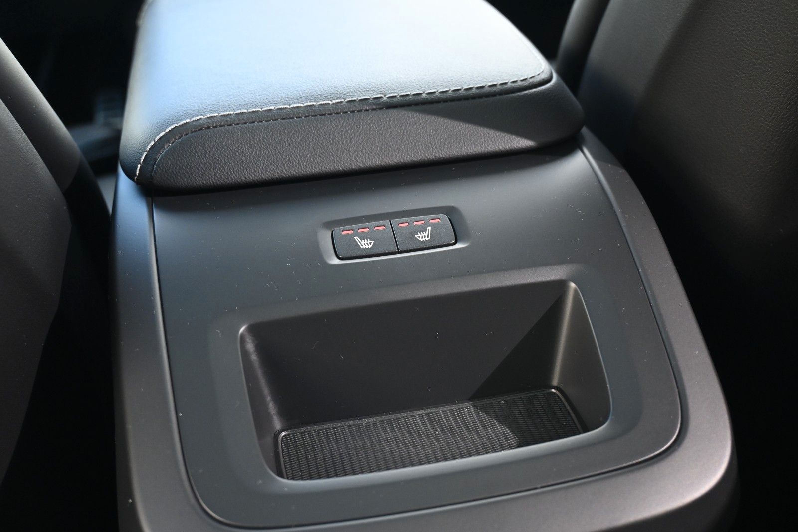 Fahrzeugabbildung Volvo XC60 T8 R Design PHEV MAPS*Luft*B&W*STHZG*HUD*