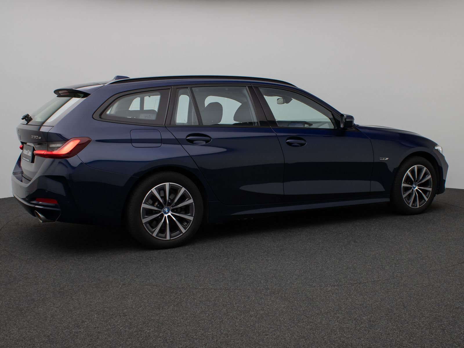 Fahrzeugabbildung BMW 330e Individual DAB HiFi Fernlichtassist PDC LED