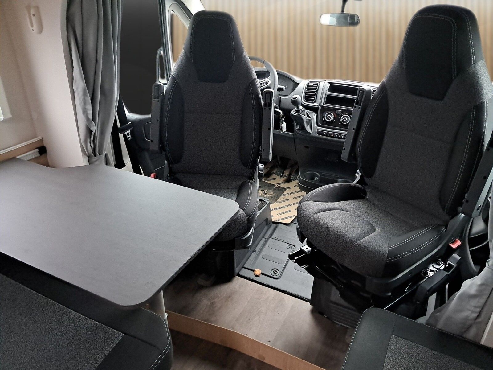 Fahrzeugabbildung Sunlight Sub TS 67 Premiere Deal, Markise, Fahrradträger