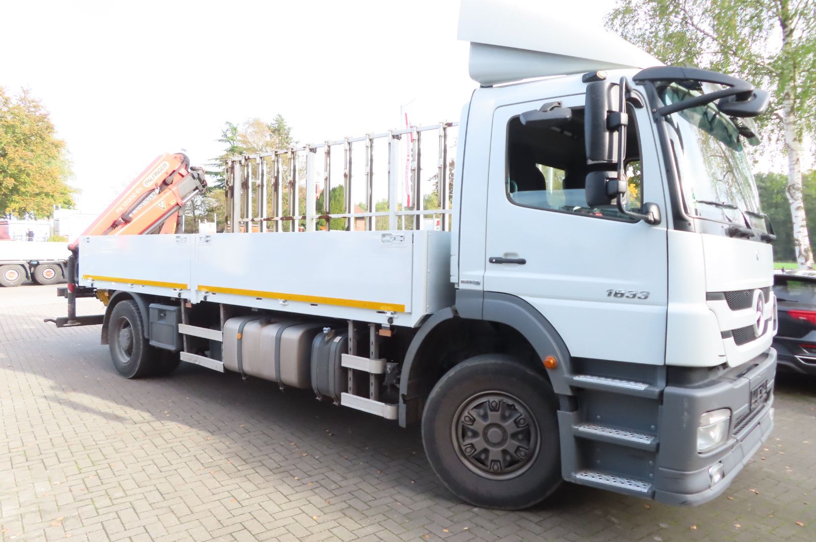 Fahrzeugabbildung Mercedes-Benz Axor  1833 L - Glastransporter Kran Palfinger