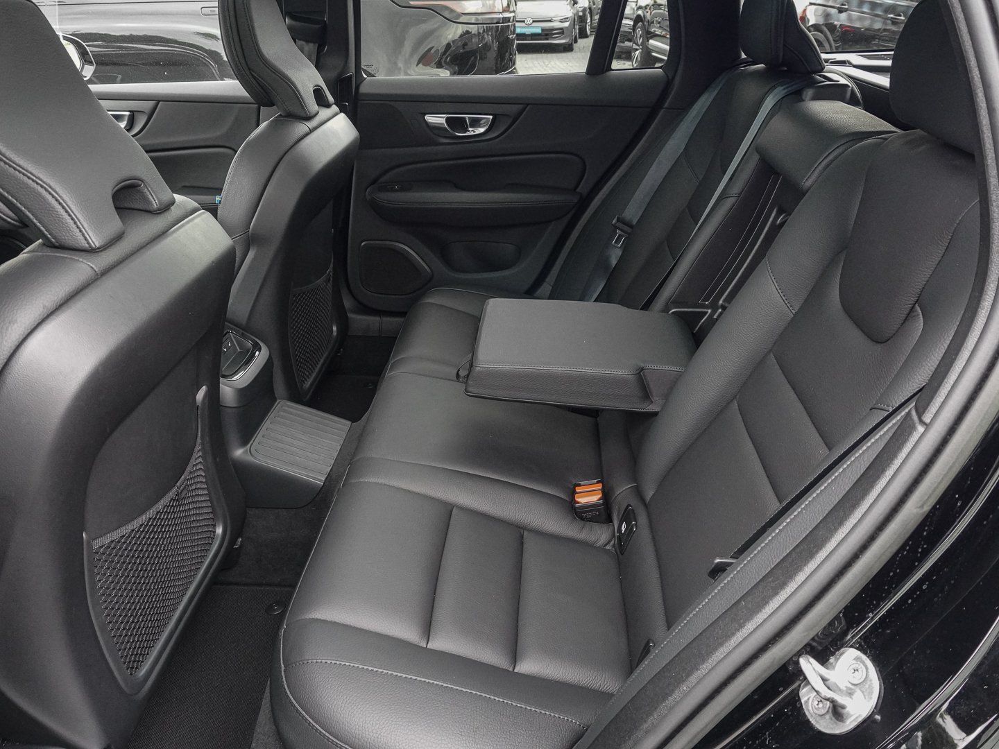 Volvo V60 T6 AWD Plus Dark Plug-in Hybrid PANO AHK H&K foto 17