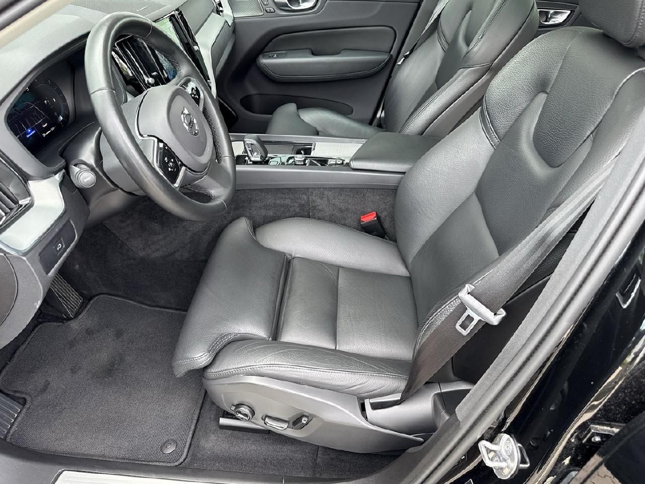 Fahrzeugabbildung Volvo XC60 Plus Dark 2WD