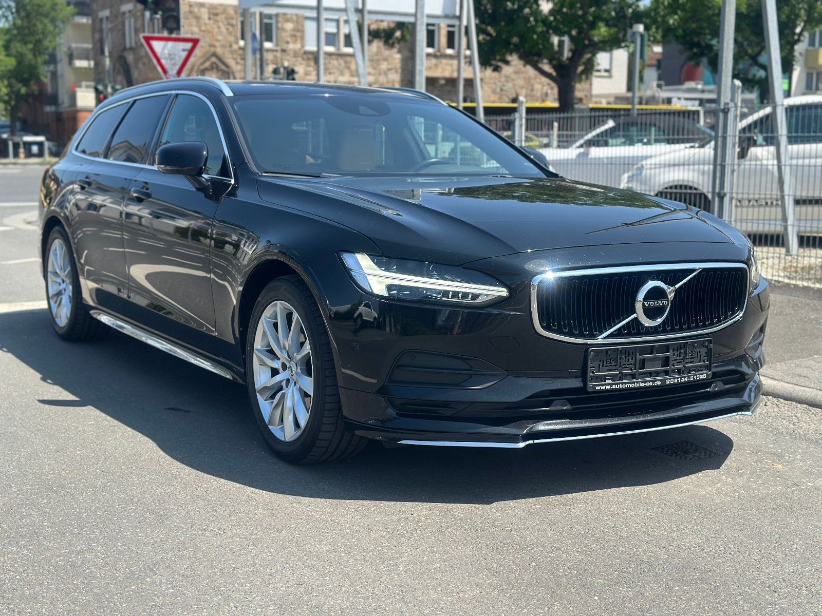 Fahrzeugabbildung Volvo V90 T5 MOMENTUM GEARTRONIC*LEDER-BEIGE-BRAUN*