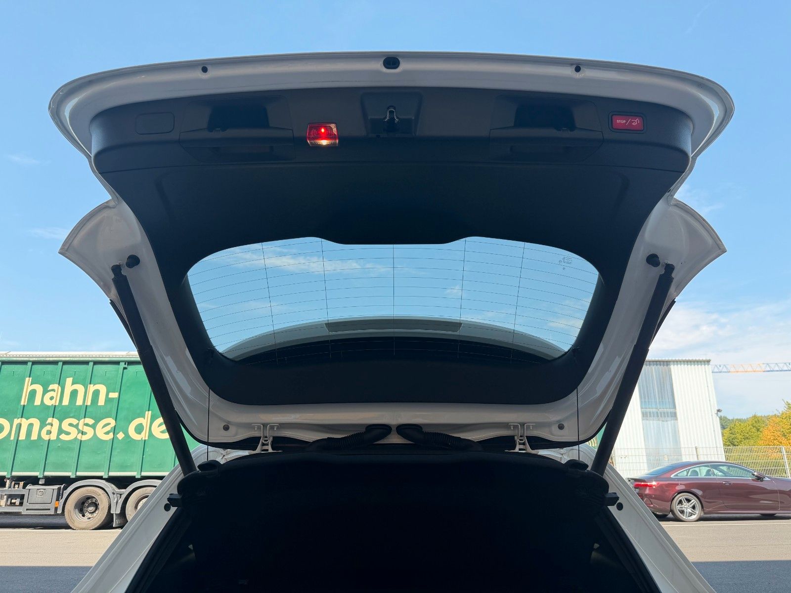 Fahrzeugabbildung Mercedes-Benz EQA 300 4M Progressive+19AMG+RKF+TotW+Ambiente+