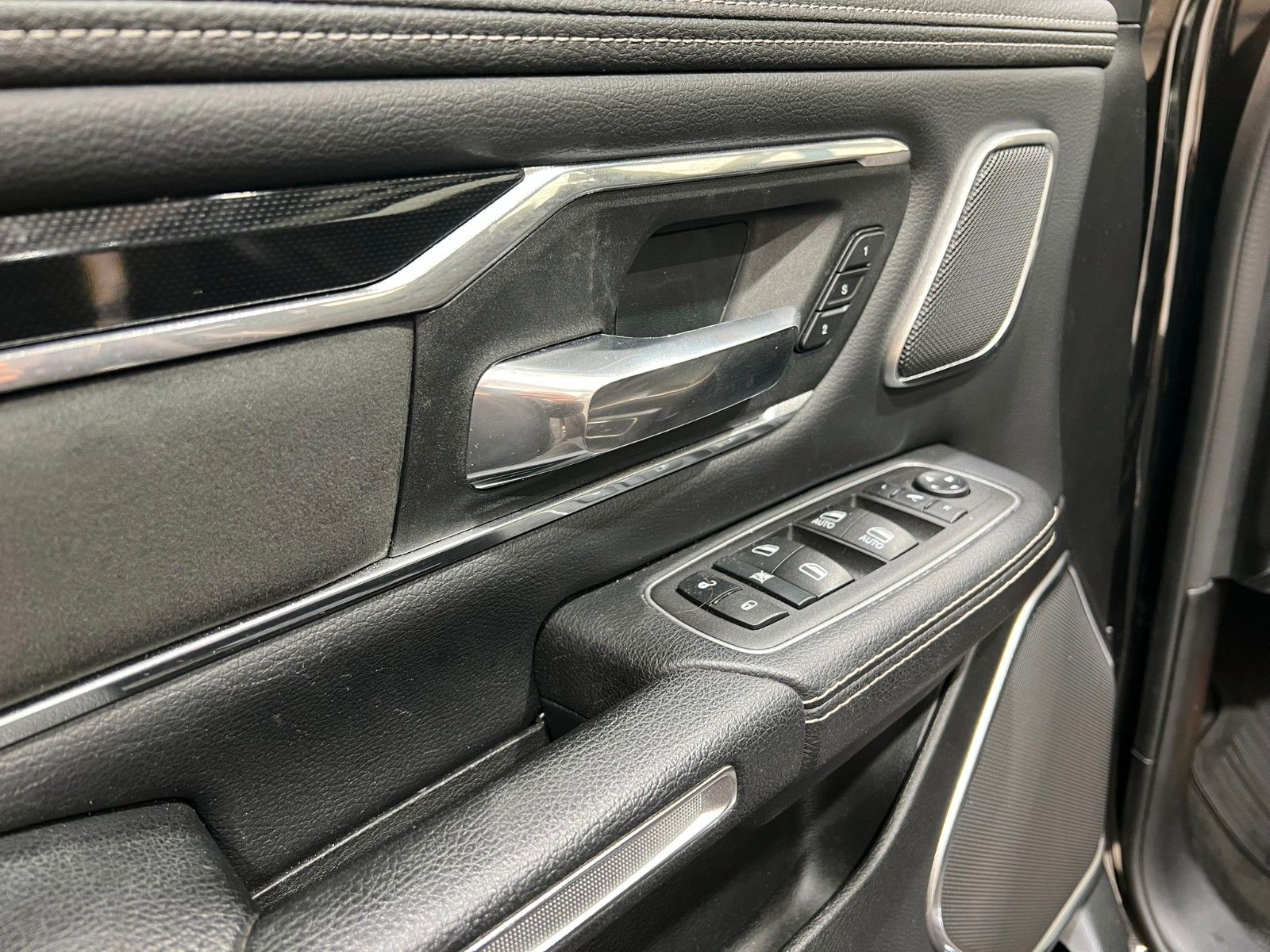 Fahrzeugabbildung Dodge RAM 1500 Laramie Night Crew Cab 4x4 *RTR Umbau*