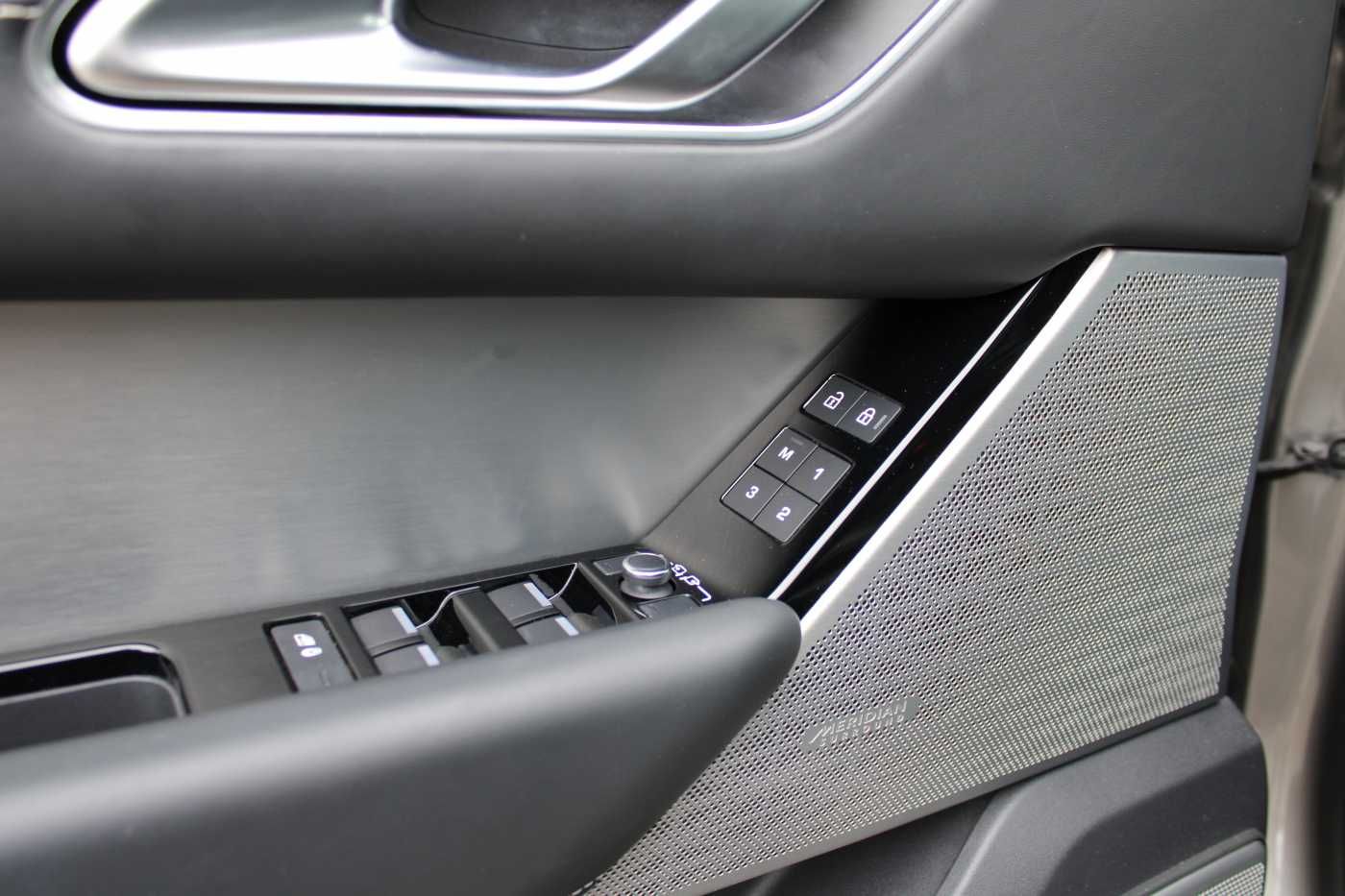 Fahrzeugabbildung Land Rover Range Rover Velar Hybrid P400e R-Dynamic S