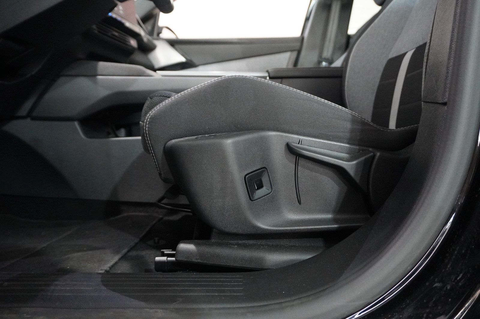 Fahrzeugabbildung Opel Grandland 1.2 48V HYBRID NAVI/LED/KAMERA/DAB+
