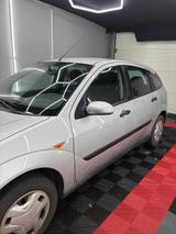 Ford Focus 1.6 Ambiente Autom. Ambiente - gebrauchte Ford Focus aus dem Jahr 2000